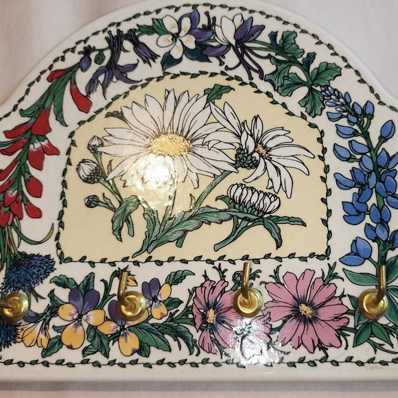Santa Barbara Ceramic Key Rack with Flowers - Picture 4 of 5